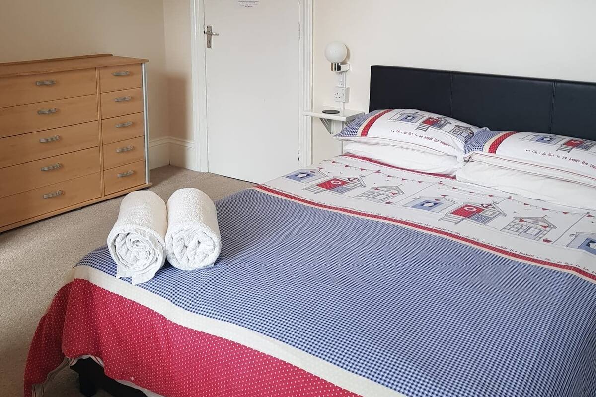 Habitación doble estándar, baño en la habitación | Wifi gratis y ropa de cama