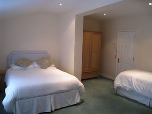 Quarto família, suíte | Roupas de cama antialérgicas, escrivaninha