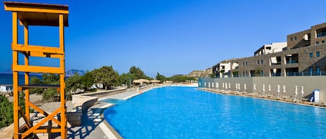 Piscine couverte, parasols de plage, chaises longues