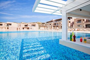 8 bares, 2 bares junto a la piscina, bar en la piscina, bar en la playa