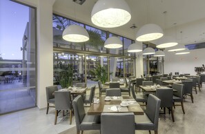 8 間餐廳；供應午餐和晚餐