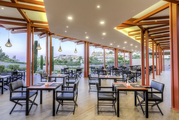 8 restaurantes, se sirven comidas, cenas y cocina japonesa