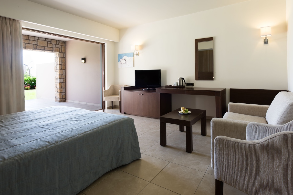 Hypo-allergenic bedding available, memory foam beds, in-room safe, desk