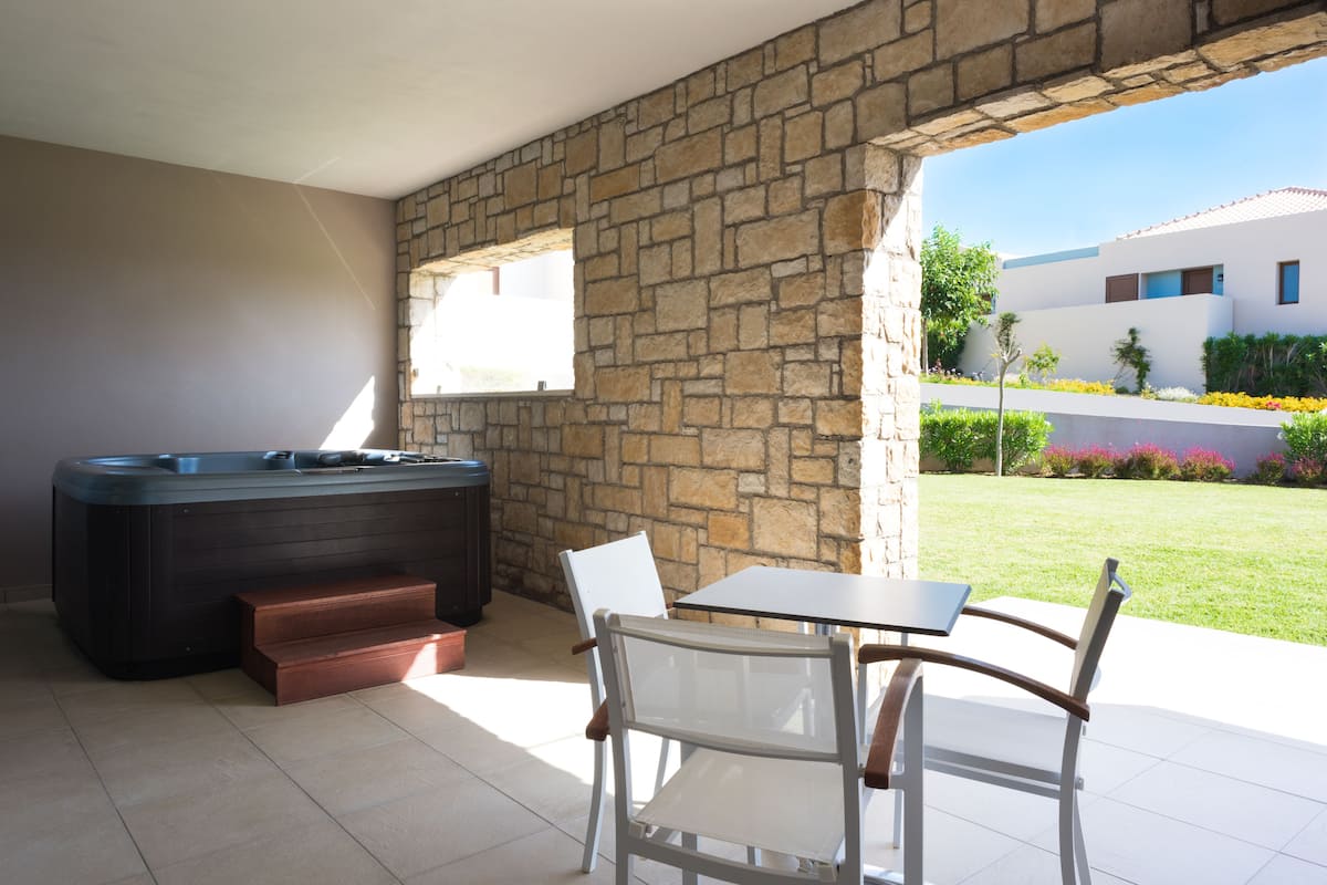 Habitación estándar, vistas al jardín (with Spa Tub) | Ropa de cama hipoalergénica y camas con efecto memoria