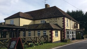 Un bâtiment portant une enseigne indiquant « Hunter’s Moon », ce qui laisse supposer qu’il s’agit d’un pub ou d’un restaurant.