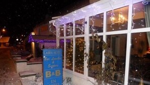 Een hotel met een bord waarop B&B en suites worden aangeboden.