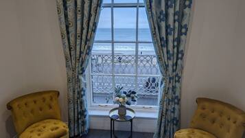 Doppel- oder Zweibettzimmer, Strandblick, StrandnĂ€he | Schreibtisch, BĂŒgeleisen/BĂŒgelbrett, BettwĂ€sche