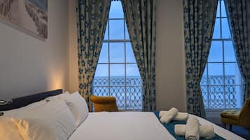 Habitación doble superior, vista a la playa | Escritorio, tabla de planchar con plancha y ropa de cama
