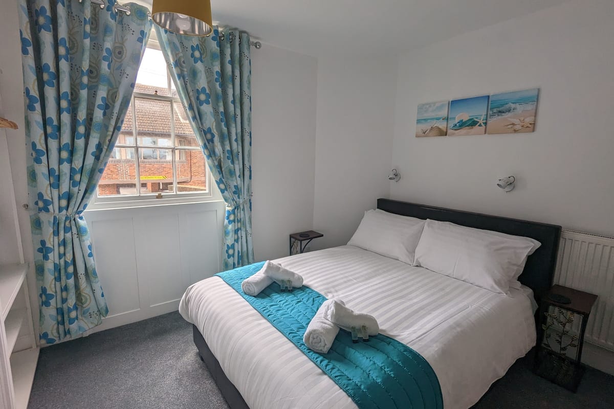 Double Room | Desk, iron/ironing board, bed sheets