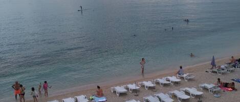 Plage à proximité, chaises longues, parasols, massages sur la plage
