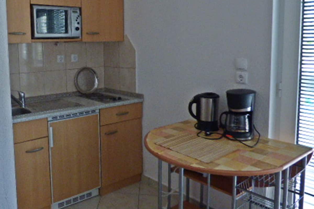 Coffee/tea maker, fridge, microwave, stovetop
