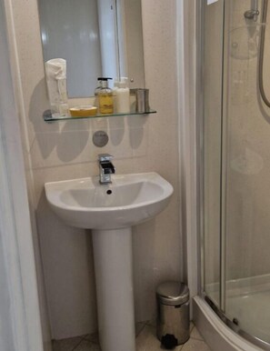 Shower, towels - Seaview Hotel (Blackpool)