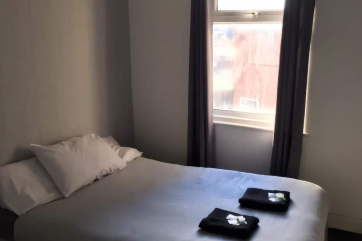 Espacio para trabajar con laptop, cunas gratuitas y wifi gratis