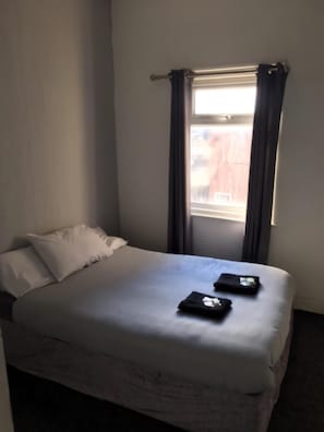 Laptop workspace, free cots/infant beds, free WiFi, bed sheets - Seaview Hotel (Blackpool)