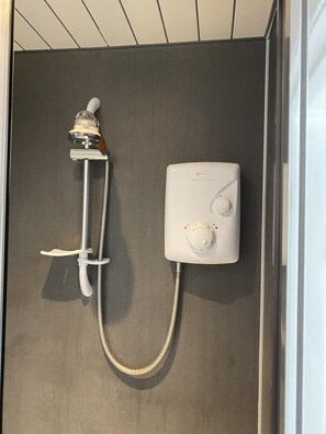Habitación con 2 camas individuales | Baño | Ducha, artículos de higiene personal gratuitos y secador de pelo