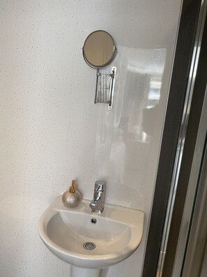 Kahden hengen huone (kaksi sänkyä) | Kylpyhuone | Suihku, ilmaiset hygieniatuotteet, hiustenkuivaaja, pyyhkeet