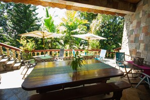 Petit-déjeuner, déjeuner et dîner servis sur place, vue sur le jardin