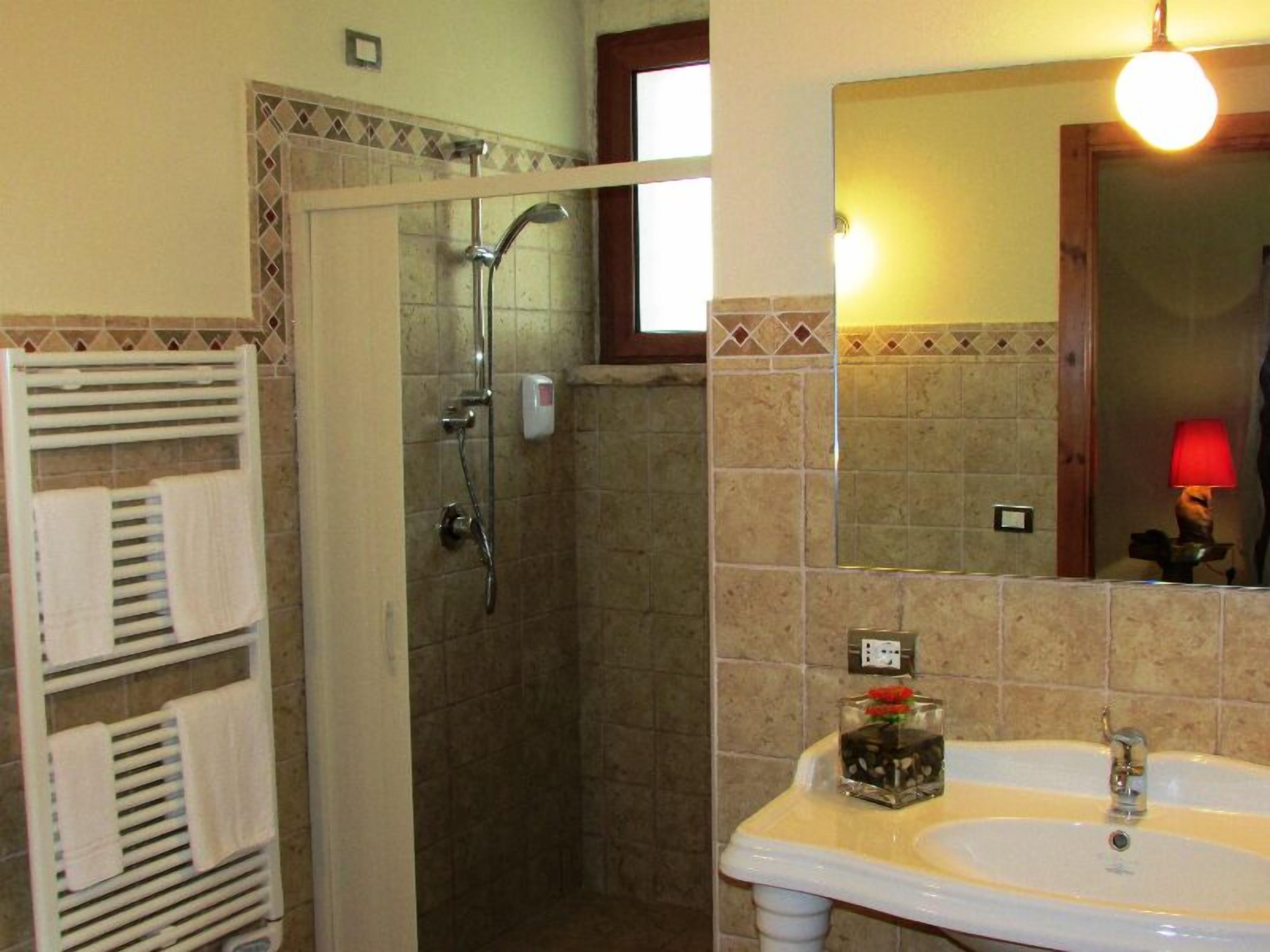 standard double room (alberi) | bathroom | shower, rainfall showerhead, free toiletries, hair dryer