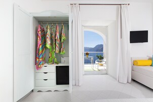 Minibar, caja de seguridad en la habitación y muebles diferentes 