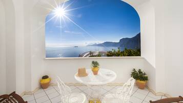 Superior tweepersoonskamer, balkon, uitzicht op zee | Een minibar, een kluis op de kamer, individueel gemeubileerd, een bureau