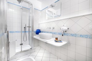 Secadora de cabello, bidet, toallas 