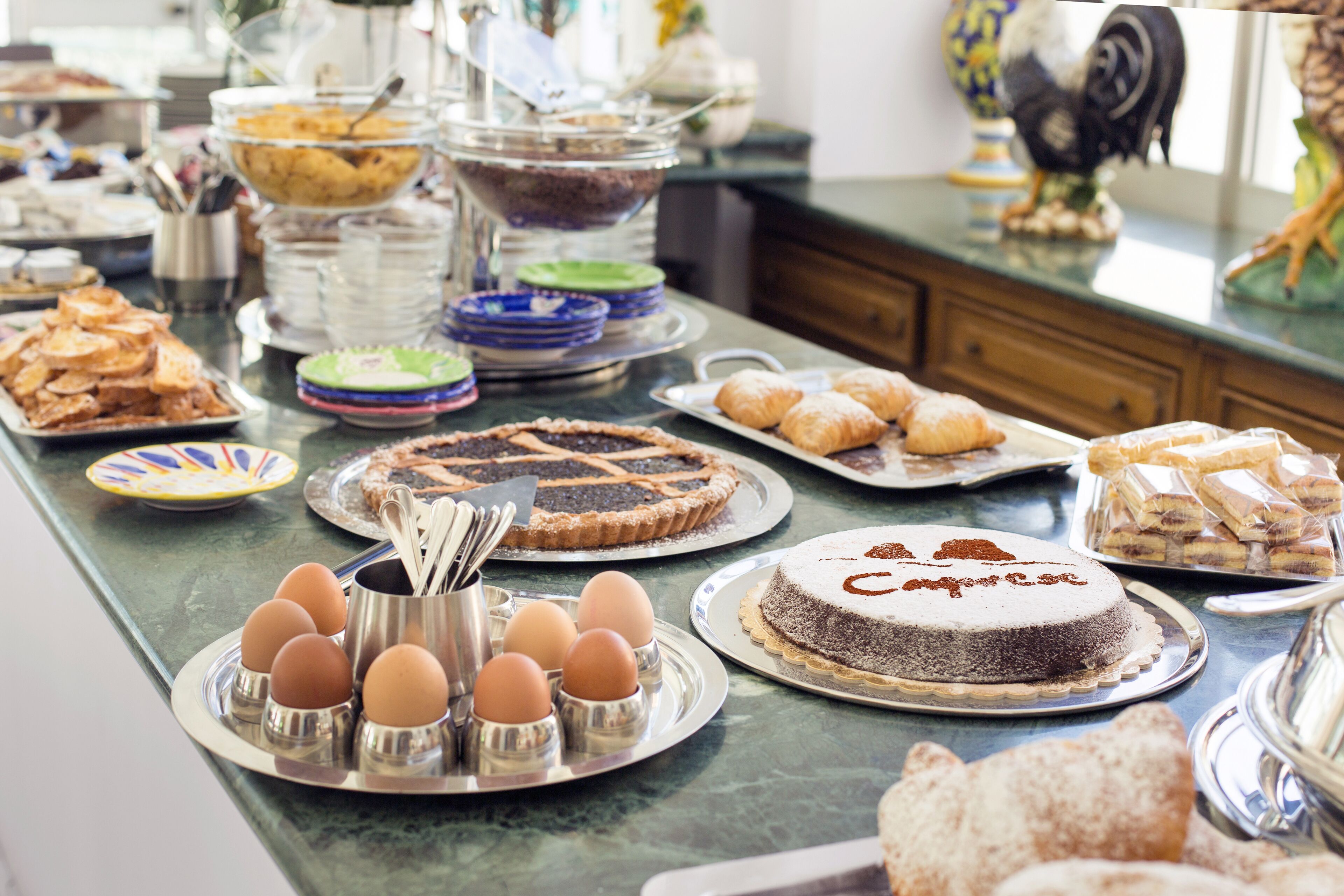 Een buffet met diverse gerechten, zoals taarten, gebak en eieren.