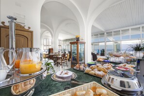 Free daily buffet breakfast  - Hotel Smeraldo (Praiano)
