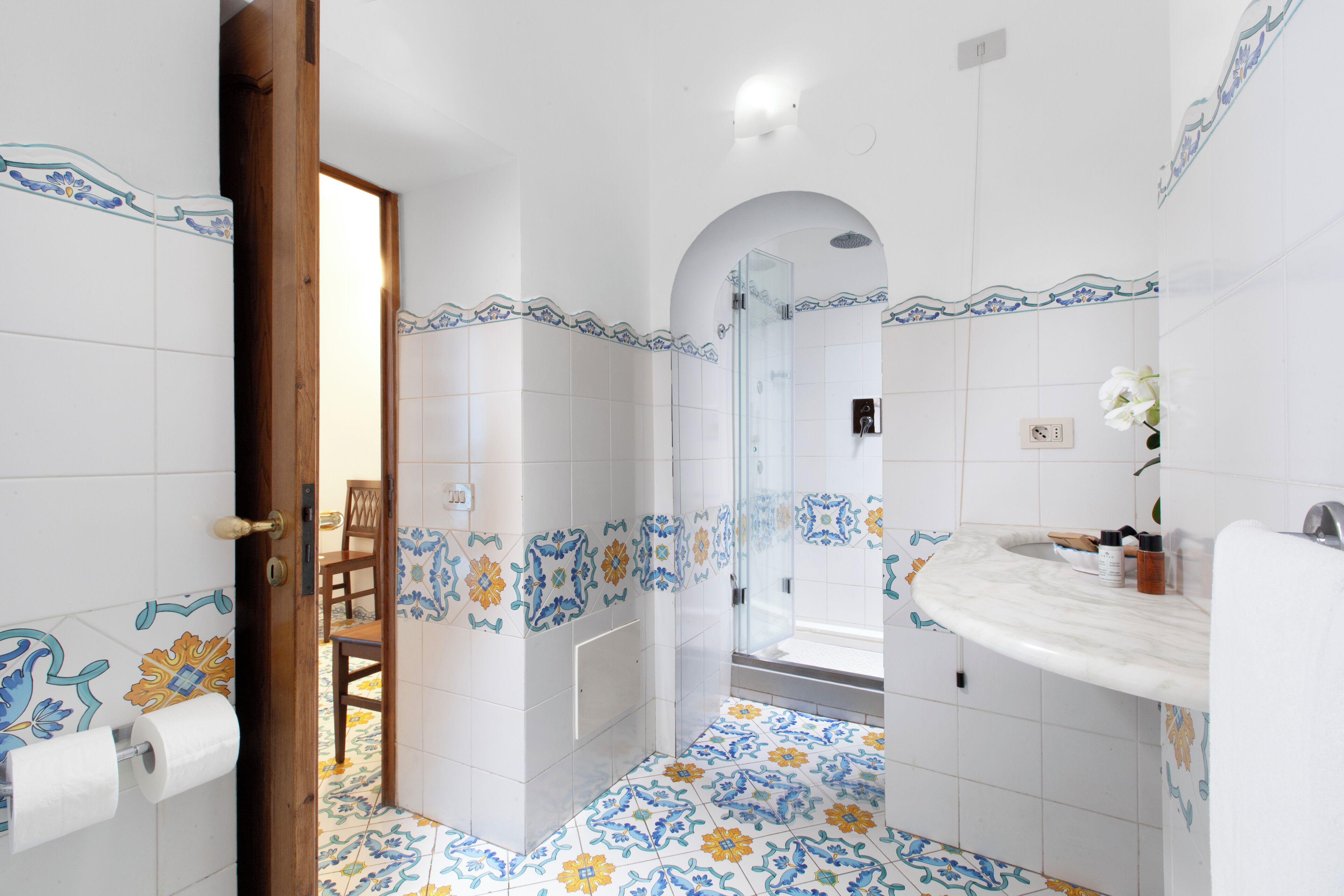 Une salle de bain avec une douche, un lavabo et des toilettes.