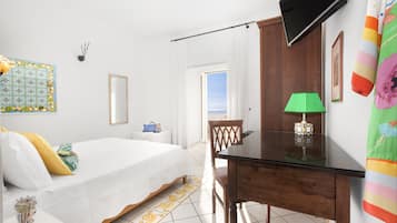 Minibar, caja de seguridad en la habitación y muebles diferentes