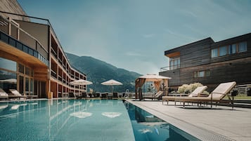 Innendørsbasseng og utendørsbasseng