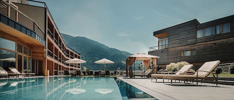 Piscine couverte, piscine extérieure