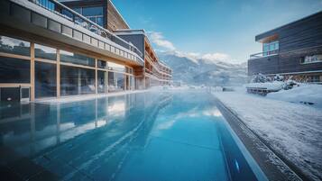 Inomhuspool och utomhuspool