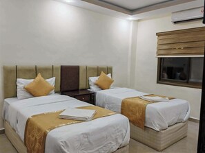 1 bedroom, Egyptian cotton sheets, pillow-top beds, in-room safe