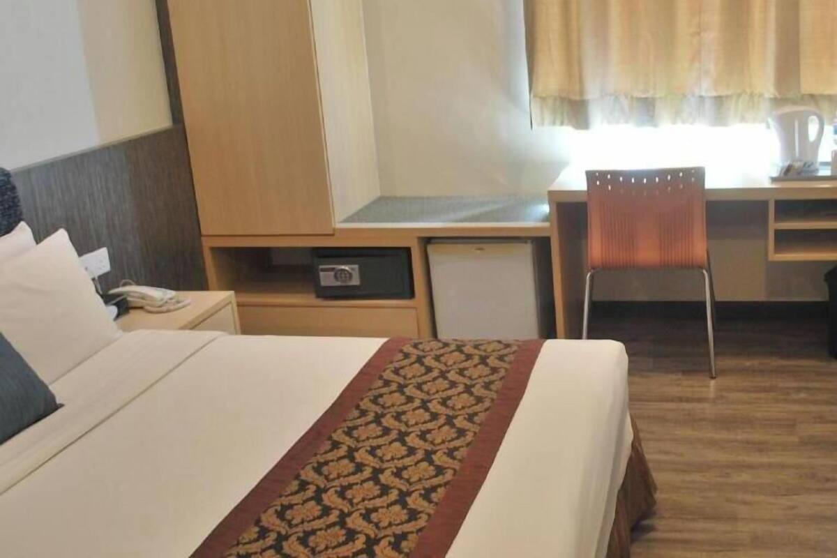 Select Comfort beds, in-room safe, desk, blackout curtains