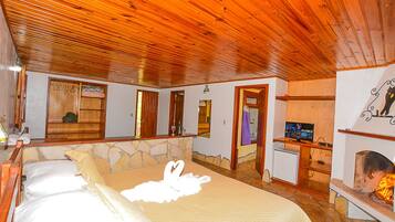 Chale Arara (04 pessoas) | Roupas de cama premium, frigobar (abastecido com alguns itens grátis)