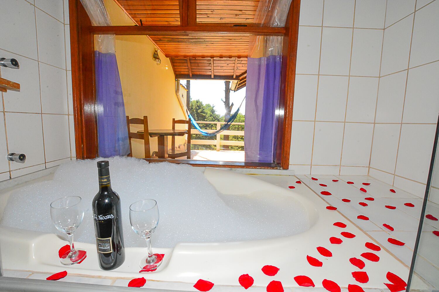 Chalet, Bathtub (Arara - 04 adults) | Bathroom | Free toiletries, hair dryer, towels