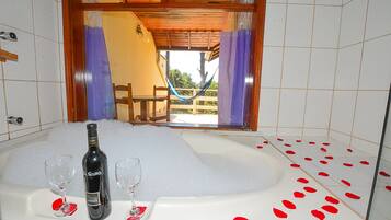 Chalet, Bathtub (Arara - 04 adults) | Bathroom | Free toiletries, hair dryer, towels