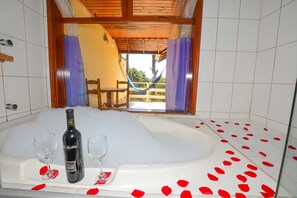 Chalet, kylpyamme (Arara - 04 adults) | Kylpyhuone | Ilmaiset hygieniatuotteet, hiustenkuivaaja, pyyhkeet