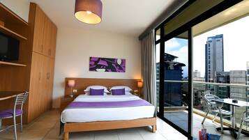 Rúm með „pillowtop“-dýnum, míníbar, öryggishólf í herbergi, skrifborð