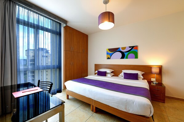 Surmatelas, minibar, coffres-forts dans les chambres, bureau