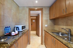 Refrigerador, microondas, cafetera y tetera y tetera eléctrica 