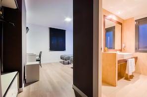 Ensemble douche/baignoire, articles de toilette gratuits, sèche-cheveux