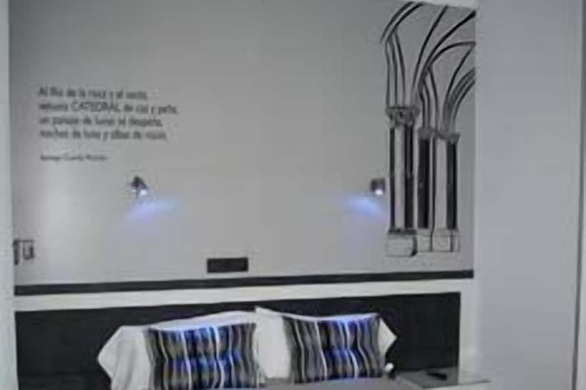 Minibar, coffres-forts dans les chambres, bureau, Wi-Fi gratuit