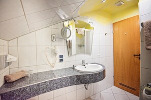 Double Room, Non Smoking | Bathroom | Shower, free toiletries, hair dryer, towels - Hotel Heideparadies (Soltau)