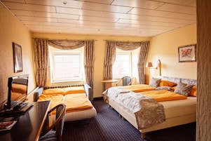 Quadruple Room, Non Smoking | Minibar, desk, cribs/infant beds, free WiFi