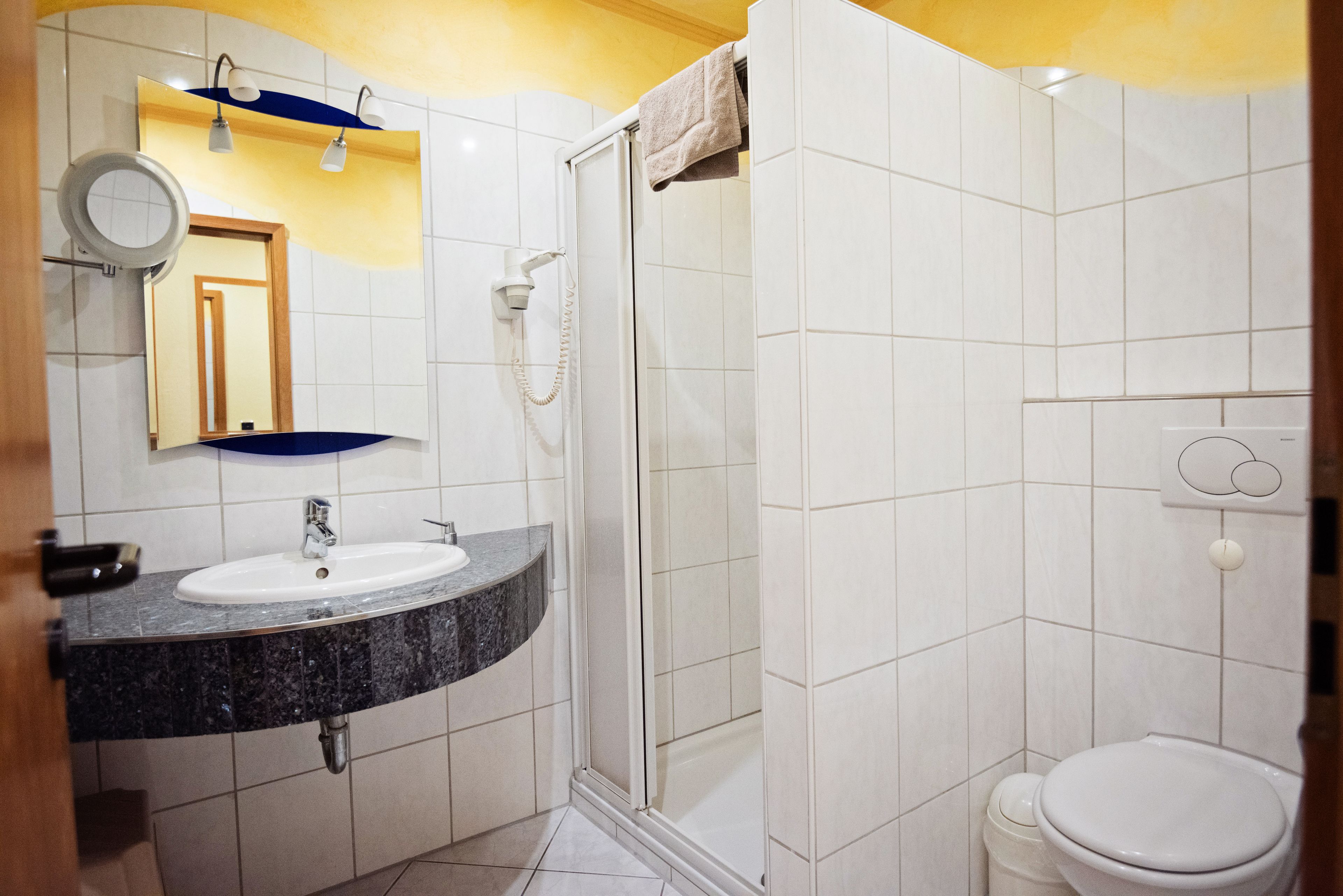 Dusche, kostenlose Toilettenartikel, Haartrockner, Handtücher