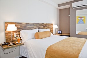 In-room safe, desk, soundproofing, iron/ironing board - La Mision Posadas Hotel (Posadas)