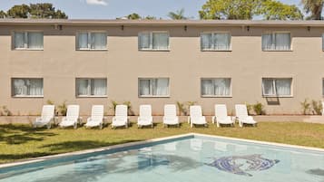 Piscine extérieure, chaises longues