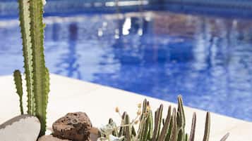 Hồ bơi ngoài trời phục vụ theo mùa