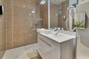 Shower, free toiletries, hair dryer, towels - B&B HOTEL Saint-Jean de Luz (Saint-Jean-de-Luz)
